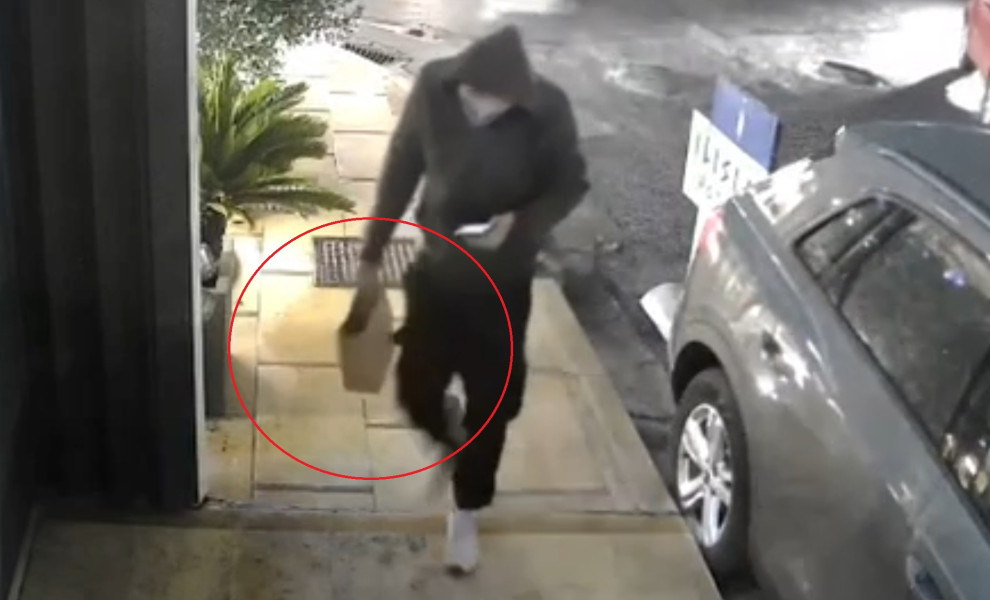 Η στιγμή που άνδρας αφήνει τη βόμβα έξω από τη ντίσκο Jacky.O / Φωτ.: Twitter