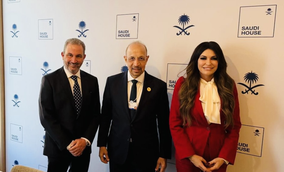 Ο Πρόεδρος και Διευθύνων  Σύμβουλος του Ομίλου AKTOR, Αλέξαδρος Εξάρχου με τον Υπουργό Επενδύσεων της Σαουδικής Αραβίας, κ. Khalid A. Al-Falih, παρουσία της Πρέσβη των ΗΠΑ στην Ελλάδα, κυρίας Kimberly Guilfoyle