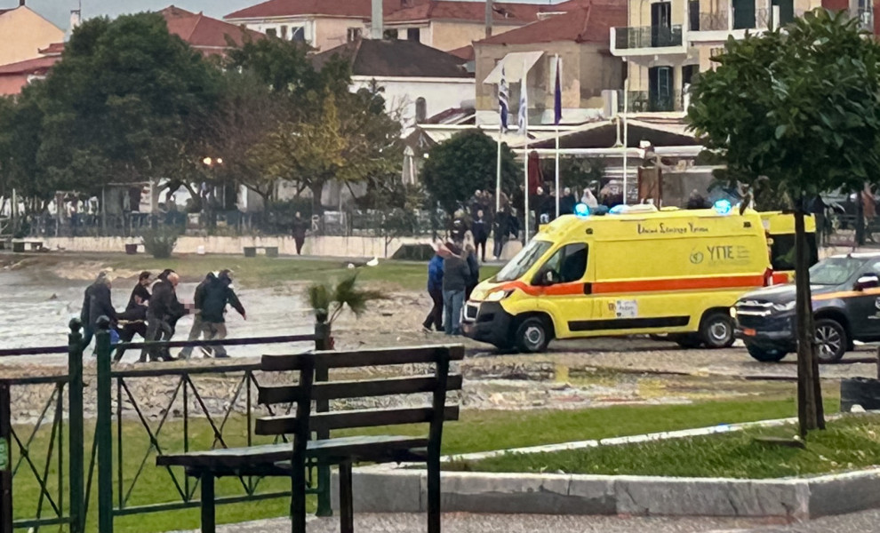Η στιγμή που ο άτυχος λιμενικός μεταφέρεται στο ασθενοφόρο χωρίς τις αισθήσεις του (Eurokinissi)