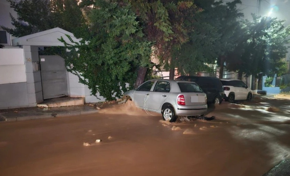 Το σημείο όπου έχασε τη ζωή της η 55χρονη γυναίκα στην Άνω Γλυφάδα (φωτο: Γιάννης Κέμμος/Flash.gr)