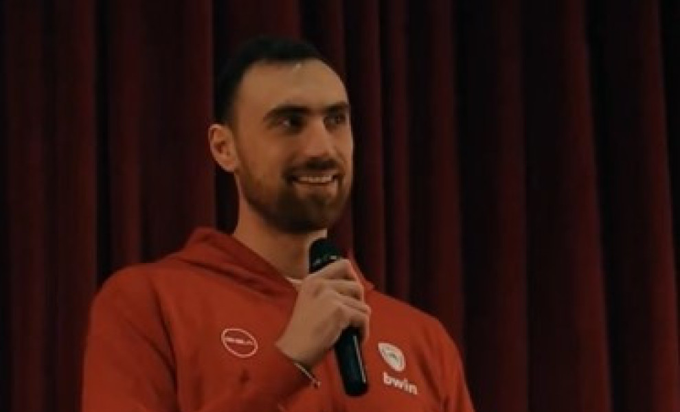 Ο Νίκολα Μιλουτίνοφ στην εκδήλωση της ΚΑΕ Ολυμπιακός. Printscreen από το Χ, @OlympiacosBC