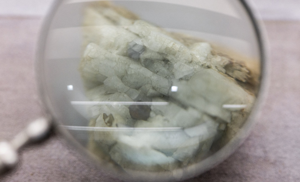 Δείγμα μοναζίτη, ενός ορυκτού που χρησιμοποιείται στη βιομηχανία σπάνιων γαιών για την εξόρυξη στοιχείων όπως το δημήτριο, το λανθάνιο και το νεοδύμιο, εκτίθεται δίπλα σε μεγεθυντικό φακό στο Γεωλογικό Μουσείο της Κίνας (Φωτο: REUTERS/Maxim Shemetov)