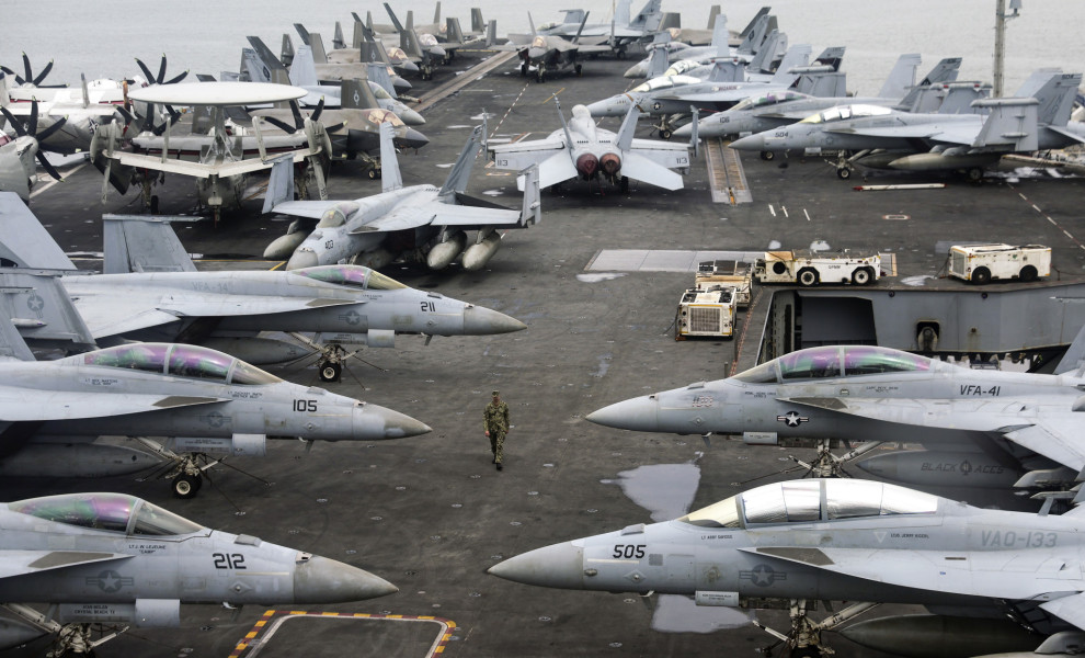 Μαχητικά αεροσκάφη στο κατάστρωμα του αεροπλανοφόρου κλάσης Nimitz USS Abraham Lincoln  (EPA/FAZRY ISMAIL)