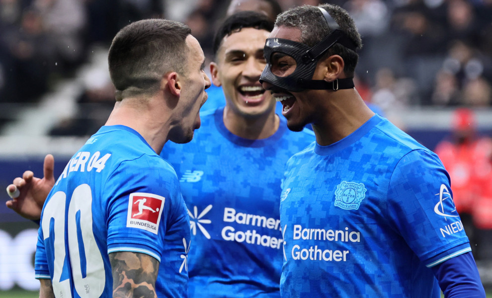 Οι παίκτες της Μπάγερ Λεβερκούζεν κόντρα στην Άιντραχτ Φρανκφούρτης./ ΑΠΕ ΜΠΕ