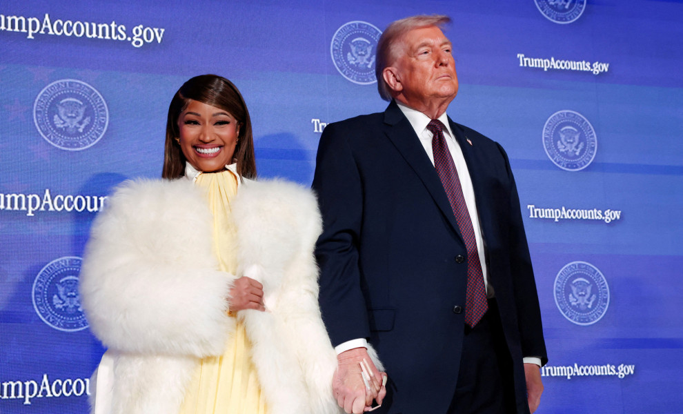 Ο Ντόναλντ Τραμπ κρατάει απότο χέρι τη Νίκι ΜΙνάζ / Reuters