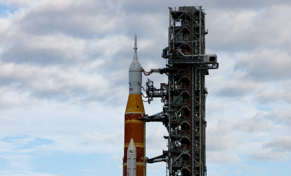 Ο πύραυλος επόμενης γενιάς της NASA για τη σελήνη Space Launch System (SLS) με την κάψουλα πληρώματος Orion που θα μεταφέρει την αποστολή Artemis II / Reuters