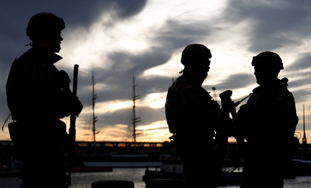 Γερμανοί στρατιώτες στο λιμάνι του Αμβούργου (φωτο αρχε΄ίου: ΑΠΕ-ΜΠΕ/EPA/FILIP SINGER)