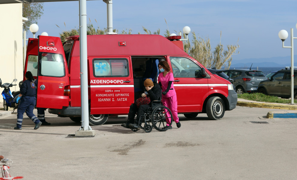 ΕΙΚΟΝΑ ΑΠΟ ΤΗ ΜΕΤΑΦΟΡΑ ΤΩΝ ΤΡΑΥΜΑΤΙΩΝ ΑΠΟ ΤΟ ΝΑΥΑΓΙΟ ΜΕ ΜΕΤΑΝΑΣΤΕΣ ΣΤΗ ΧΙΟ (ΦΩΤΟ: ΚΩΣΤΑΣ ΑΝΑΓΝΩΣΤΟΥ
INTIME NEWS)