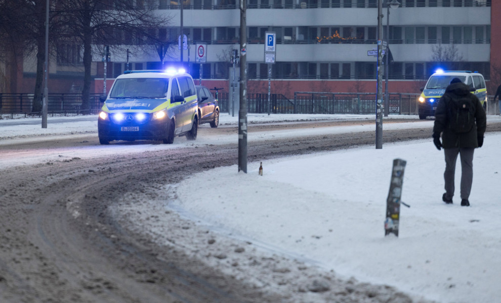 Στιγμιότυπο από το χιονισμένο Βερολίνο. Φωτό: Reuters