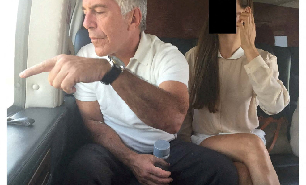 Ο Τζέφρι Έπσταϊν δίπλα σε μια γυναίκα. Η φωτογραφία συμπεριλήφθηκε στα αρχεία που βγήκαν στη δημοσιότητα. Φωτό: Reuters