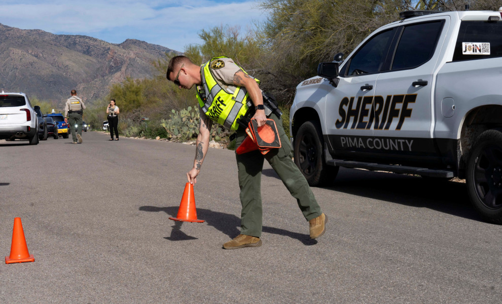Αστυνομικοί αποκλείουν περιοχές όπου γίνονται έρευνες για τον εντοπισμό της Nancy Guthrie / Reuters