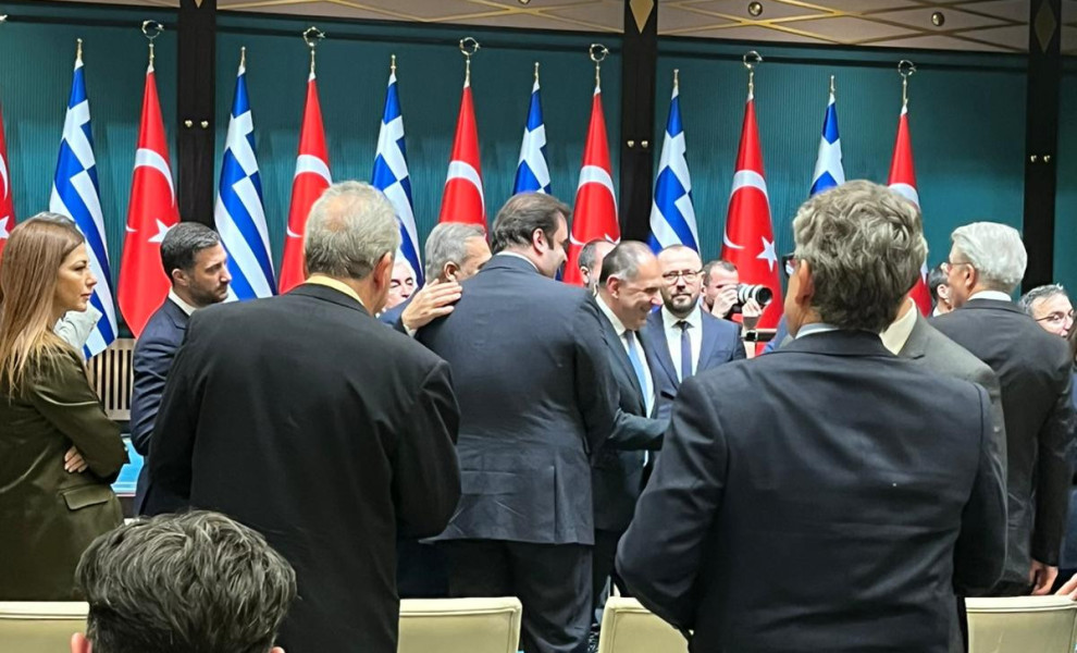 «Πηγαδάκι» με τον Κυριάκο Πιερρακάκη και υπουργούς της κυβέρνησης Ερντογάν μετά από τις δηλώσεις των δυο ηγετών / Νίκος Νανούρης