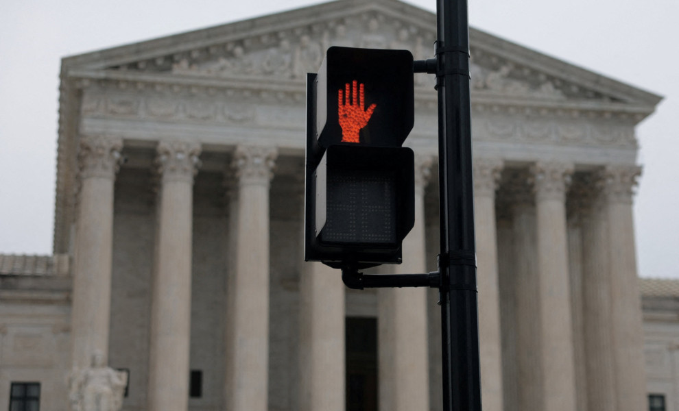 Το κτίριο του Ανώτατου Δικαστηρίου των Ηνωμένων Πολιτειών, όπου οι δικαστές εξέδωσαν σήμερα την απόφασή τους να ακυρώσουν τους εκτεταμένους δασμούς του Προέδρου Ντόναλντ Τραμπ, στην Ουάσιγκτον, στις 20 Φεβρουαρίου 2026 (φωτο: REUTERS/Jonathan Ernst)