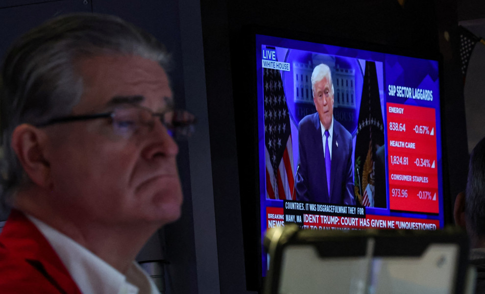 Εικόνα από το χρηματιστήριο της Νέας Υόρκης, ενώ μια οθόνη προβάλλει τον Ντόναλντ Τραμπ κατά τη διάρκεια συνέντευξης Τύπου στο Λευκό Οίκο μετά την απόφαση του Ανώτατου Δικαστηρίου σχετικά με τους δασμούς (φωτο: REUTERS/Brendan McDermid)