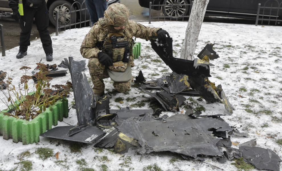 Συντρίμμια ρωσικού drone σε περιοχή του Κιέβου (φωτο: ΑΠΕ-ΜΠΕ/EPA/SERGEY DOLZHENKO)