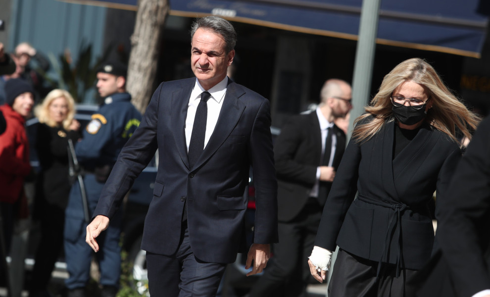 Ο Κυριάκος Μητσοτάκης με τη σύζυγό του, Μαρέβα, στην κηδεία της Ελένης Γλύκατζη-Αρβελέρ / Φωτ.: Eurokinissi