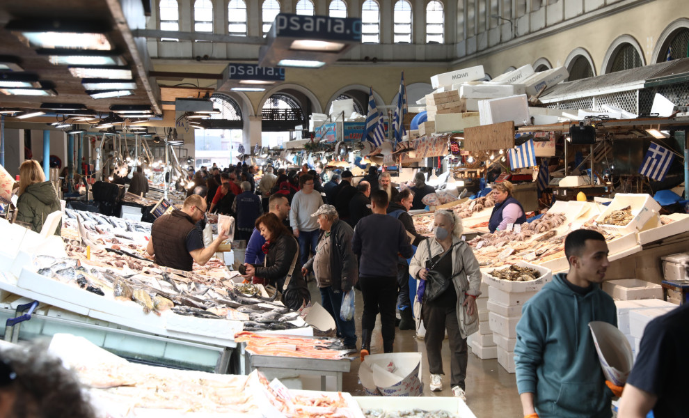 Στιγμιότυπο από ψώνια στη Βαρβάκειο Αγορά / Φωτ.: Eurokinissi