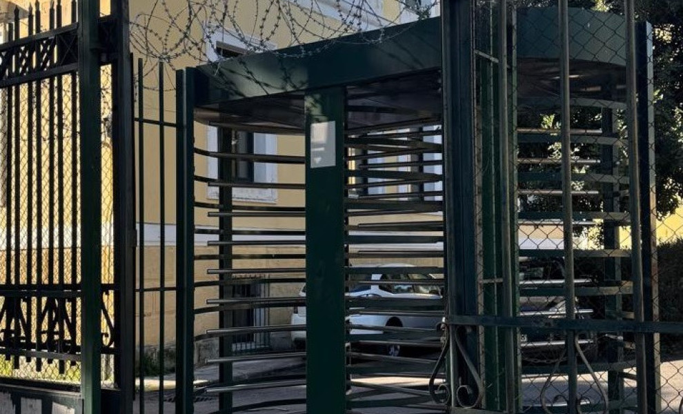 Το σημείο στα δικαστήρια της Πρώην Σχολής Ευελπίδων, από όπου απέδρασε ο κρατούμενος/FLASH