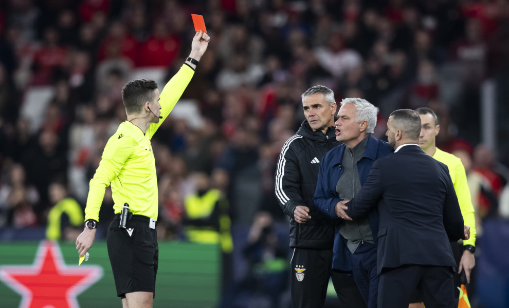 Η κόκκινη κάρτα που είδε ο Μουρίνιο στον πρώτο αγώνα εναντίον της Ρεάλ. Πηγή: ΑΠΕ ΜΠΕ