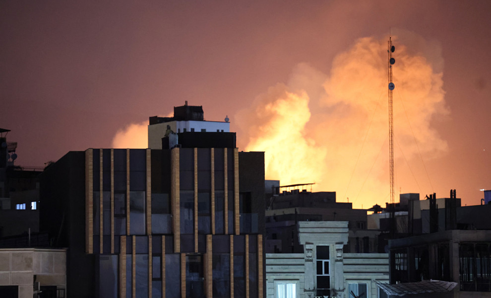 Καπνός και φλόγες υψώνονται πίσω από κτίρια μετά από έκρηξη, την δεύτερη συνεχόμενη ημέρα επιθέσεων από τις ΗΠΑ και το Ισραήλ, στην Τεχεράνη, Ιράν, 01 Μαρτίου 2026 (φωτο: ΑΠΕ-ΜΠΕ/EPA/ABEDIN TAHERKENAREH)
