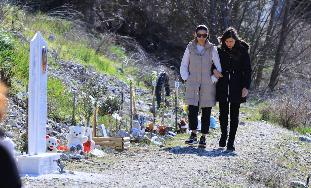 Επιμνημόσυνη δέηση για τα 57 θύματα στο σημείο της τραγωδίας των Τεμπών / Intime