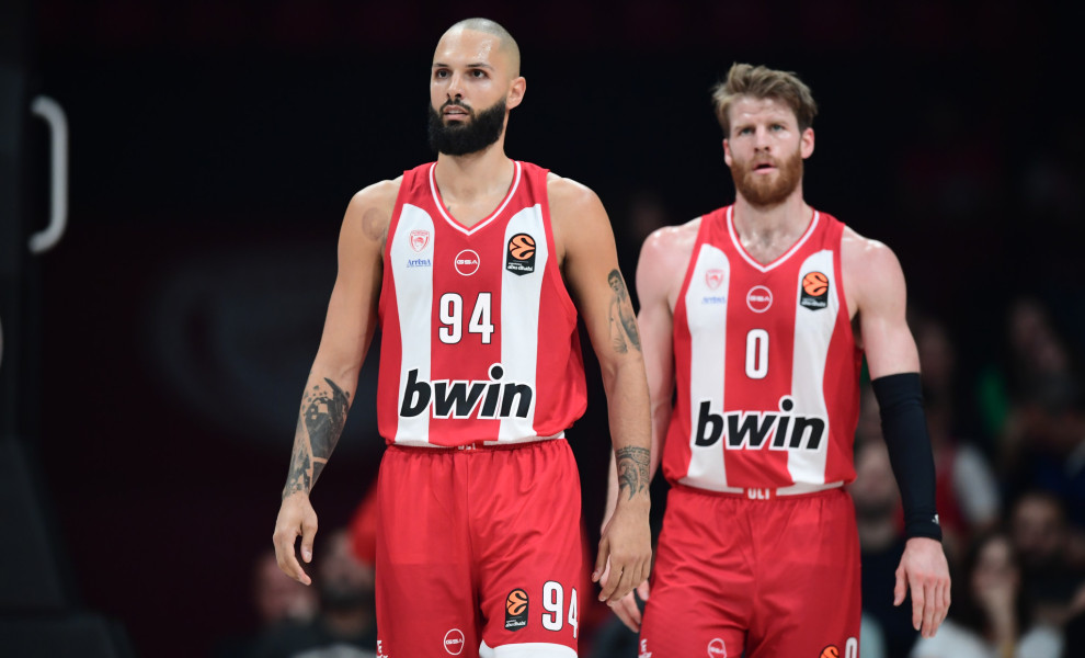 Ο Εβάν Φουρνιέ και ο Τόμας Γουόκαπ στον αγώνα εναντίον της Ζαλγκίρις. Πηγή: Eurokinissi