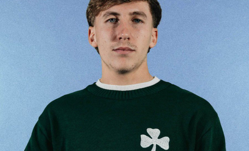 Ο Σαντίνο Αντίνο φόρσε πρώτος το νέο μπυφάν του Παναθηναϊκού. Πηγή: paofc.gr