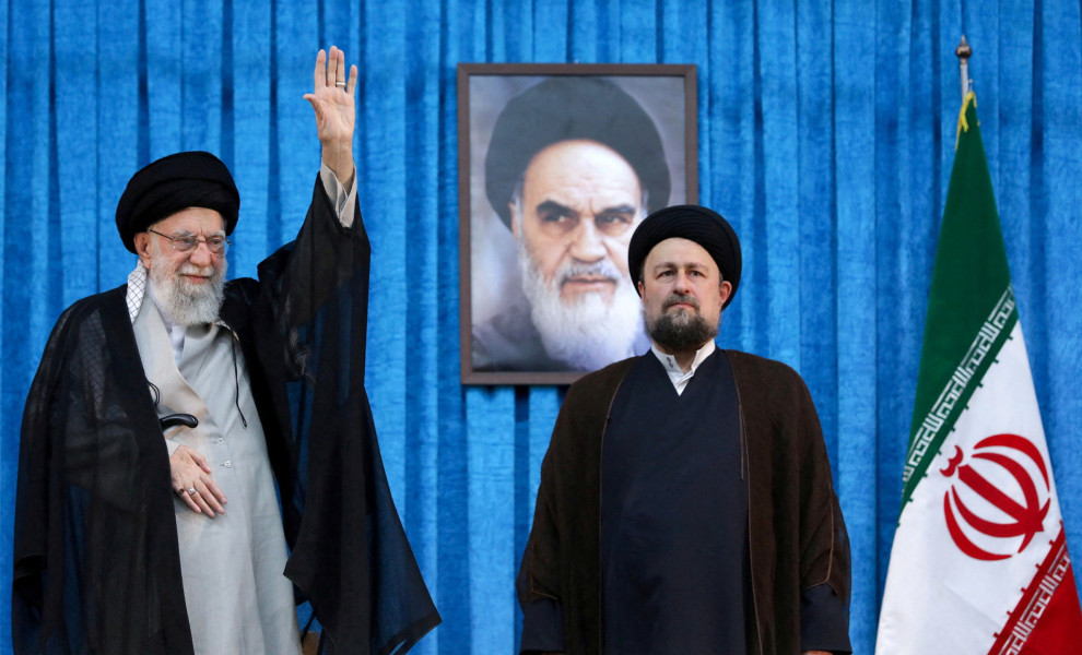 Ο Χασάν Χομεϊνί με τον Αγιατολάχ Αλί Χαμενεΐ (Office of the Iranian Supreme Leader/WANA (West Asia News Agency)/Handout via REUTERS)