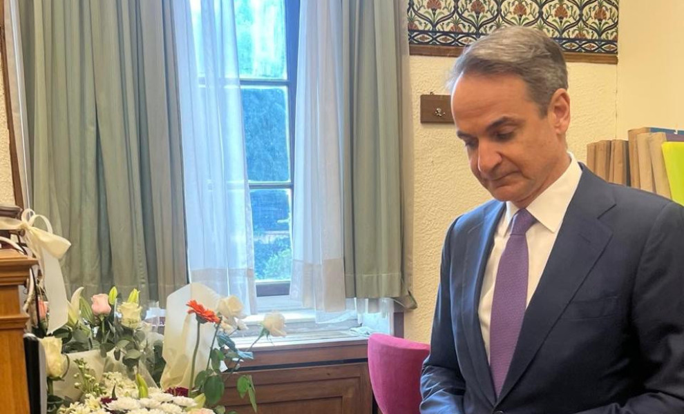 Ένα λουλούδι στη μνήμη της Αντιγόνης Πανέλλη άφησε ο Κυριάκος Μητσοτάκης