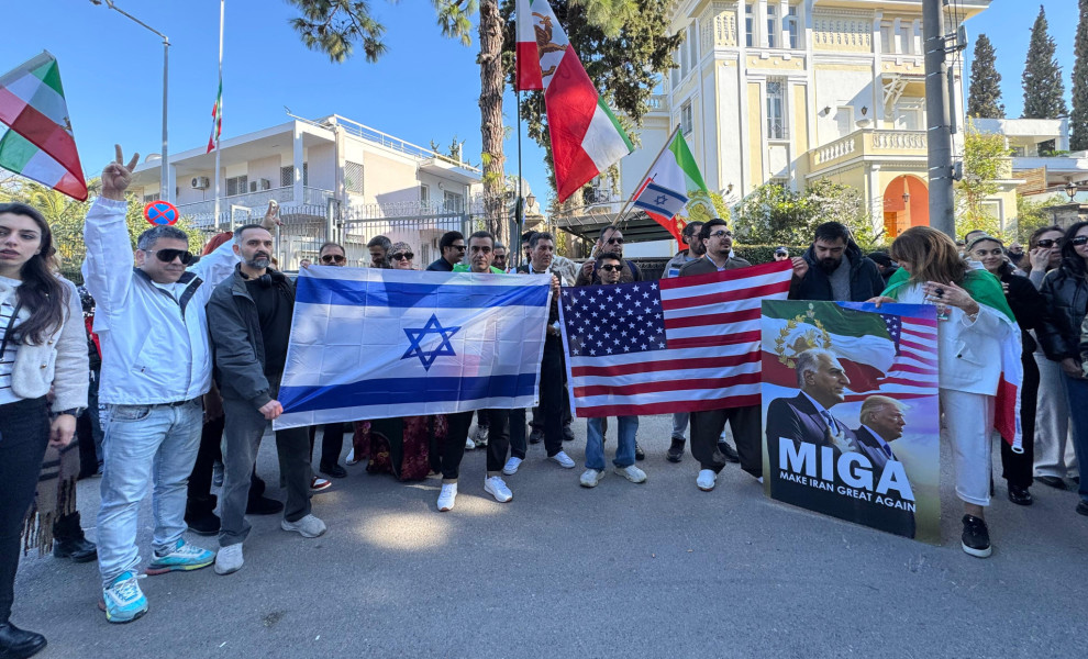 Ιρανοί πανηγυρίζουν έξω από την πρεσβεία τους για τον θάνατο του Χαμενεϊ / Flash.gr / Γιάννης Κέμμος