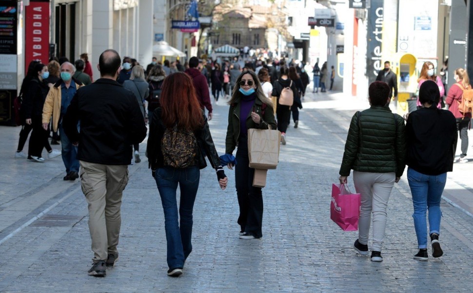 Κόσμος ψωνίζει και κοιτάζει βιτρίνες σε καταστήματα της οδού Ερμού , Σάββατο 10 Απριλίου 2021. Πρώτο Σάββατο όπου έχει ανοίξει το λιανεμπόριο με αυστηρά μέτρα, με αγορές εντός του καταστήματος και self tests για όλους τους εργαζόμενους, ενώ οι καταναλωτ Κόσμος ψωνίζει και κοιτάζει βιτρίνες σε καταστήματα της οδού Ερμού , Σάββατο 10 Απριλίου 2021. Πρώτο Σάββατο όπου έχει ανοίξει το λιανεμπόριο με αυστηρά μέτρα, με αγορές εντός του καταστήματος και self tests για όλους τους εργαζόμενους, ενώ οι καταναλωτ