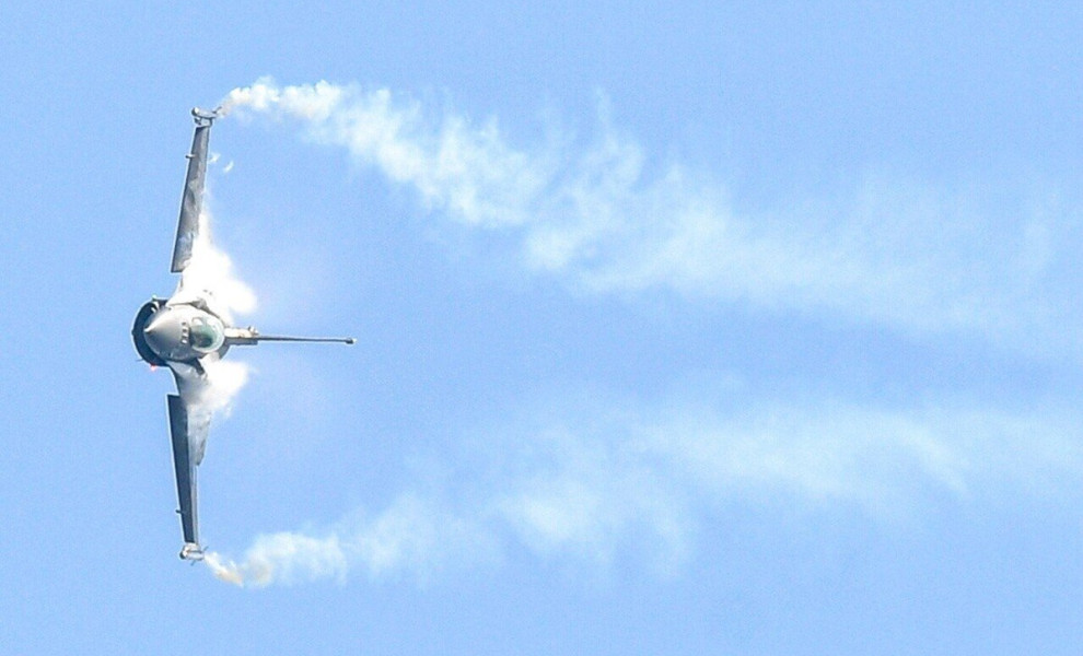 epa10824023 A F16 fighter jet performs during the Air Show Radom 2023 International Air Show at the airport in Radom, Poland, 27 August 2023. This year's event is held under the slogan 'Invincible in the skies'.  EPA/Radek Pietruszka POLAND OUT