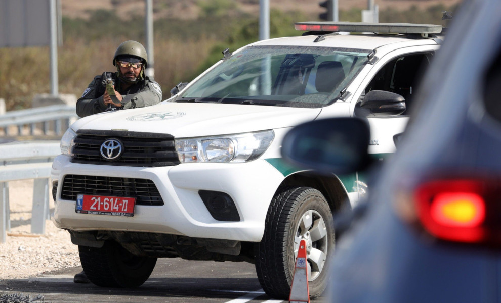 epa10904736 A member of Israeli police stands guard on a roadblock near in Ashkelon following rocket launches from Gaza, 07 October 2023. Rocket barrages were launched from the Gaza Strip early Saturday in a surprise attack claimed by the Islamist movemen
