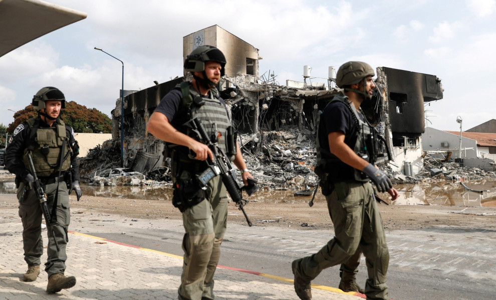 epaselect epa10907031 Israeli security forces walk outside the destroyed police station that was controlled by Hamas militants in the southern city of Sderot, close to the Gaza border, Israel, 08 October 2023. Rocket barrages were launched from the Gaza S