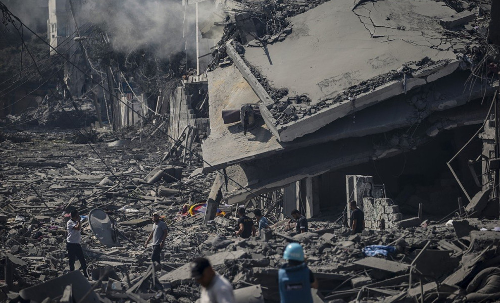 epa10911496 Palestinians stand in the destroyed Al-Ramal neighborhood following an Israeli air strike in Gaza City, 10 October 2023. More than 700 people have been killed and around 4,000 have been injured according to the Palestinian Ministry of Health, 