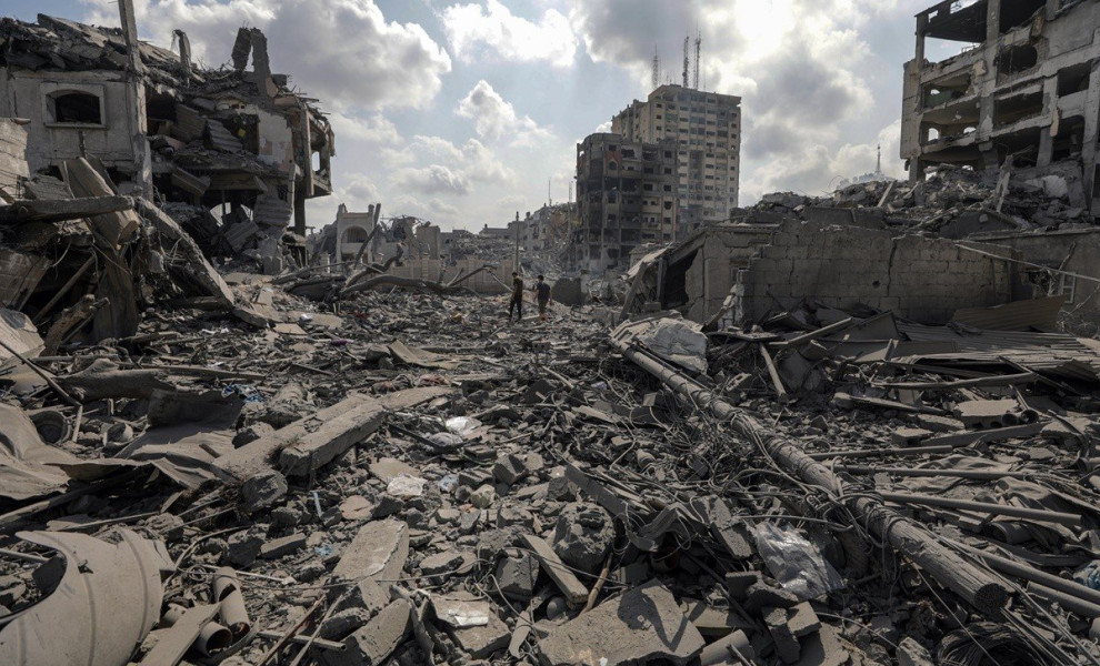 epaselect epa10911300 Palestinians walk among the rubble in the destroyed Al-Ramal neigbourhood following an Israeli air strike in Gaza City, 10 October 2023. More than 700 people have been killed and around 4,000 have been injured according to the Palest