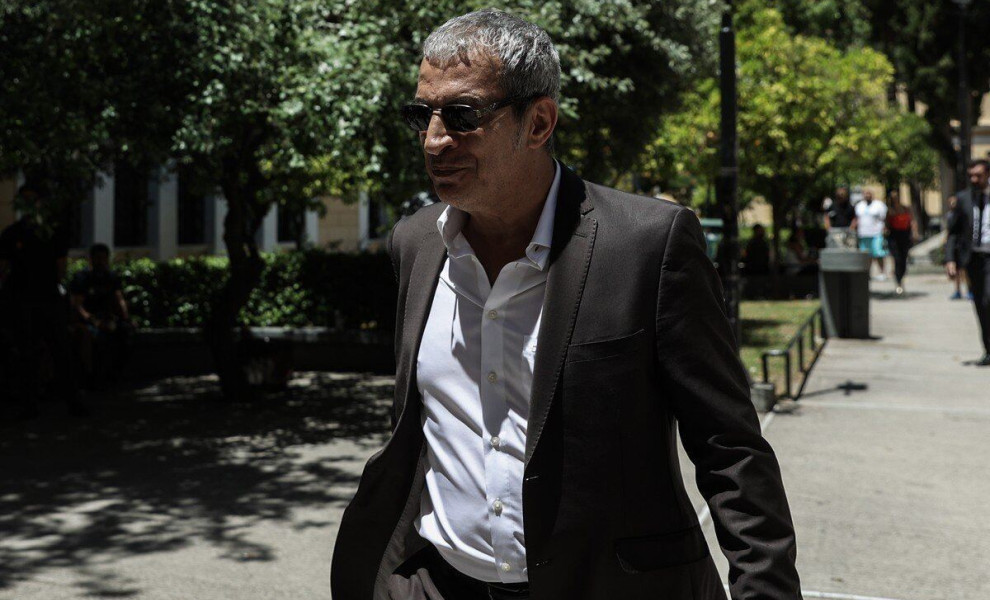 Ο τραγουδιστής Θέμης Αδαμαντίδης μαζί με τον δικηγόρο του Αλέξη Κούγια προσέρχεται στα δικαστήρια της οδού Ευελπίδων για να δικαστεί στο Αυτόφωρο Τριμελές Πλημμελειοδικείο της Αθήνας, μετά την άσκηση ποινικής δίωξης σε βάρος του με τις κατηγορίες της ενδο