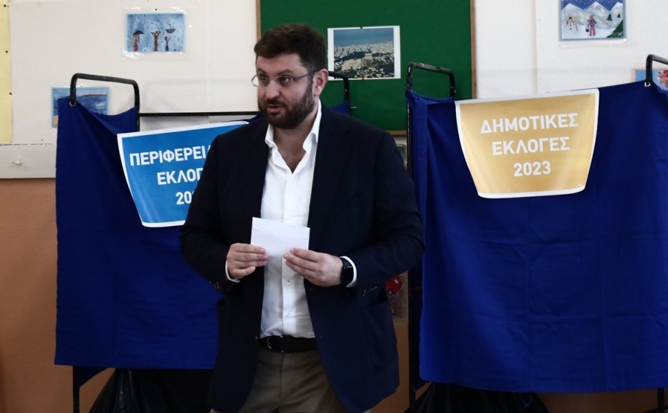 Ψηφοφορία για τις αυτοδιοικητικές εκλογές από τον υποψήφιο δήμαρχο Αθηναίων Κώστα Ζαχαριάδη, Κυριακή 8 Οκτωβρίου 2023.
(ΚΩΣΤΑΣ ΤΖΟΥΜΑΣ/EUROKINISSI) Ψηφοφορία για τις αυτοδιοικητικές εκλογές από τον υποψήφιο δήμαρχο Αθηναίων Κώστα Ζαχαριάδη, Κυριακή 8 Οκτωβρίου 2023.
(ΚΩΣΤΑΣ ΤΖΟΥΜΑΣ/EUROKINISSI)