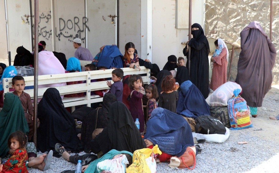 epa09991845 Afghan families cross into Afghanistan from Pakistan at Spin Boldak, border near Kandahar, Afghanistan, 01 June 2022 (issued 02 June 2022). Officials at the Kandahar Department of Refugees and Repatriation say that since the Taliban came to po epa09991845 Afghan families cross into Afghanistan from Pakistan at Spin Boldak, border near Kandahar, Afghanistan, 01 June 2022 (issued 02 June 2022). Officials at the Kandahar Department of Refugees and Repatriation say that since the Taliban came to po