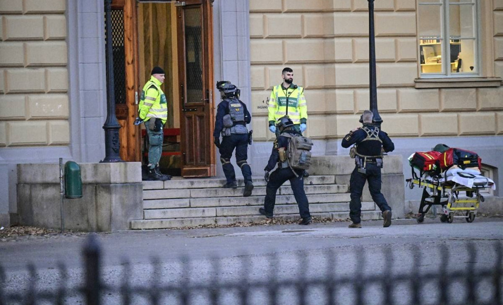 epa09841041 Police officers are at the school where violence has been reported in Malmo, Sweden, 21 March 2022. Several people have been injured at the school according to the police.  EPA/Johan Nilsson/TT ***SWEDEN OUT*** SWEDEN OUT