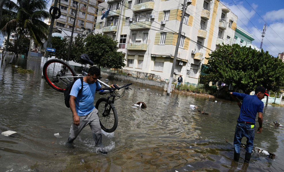 Στιγμιότυπο από πλημμυρισμένο δρόμο στην Κούβα / Φωτ.: Reuters