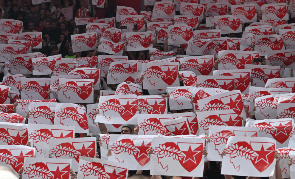 Το κορεό των φιλάθλων του Ερυθρού Αστέρα στον αγώνα με τον Ολυμπιακό για τη EuroLeague. Eurokinissi