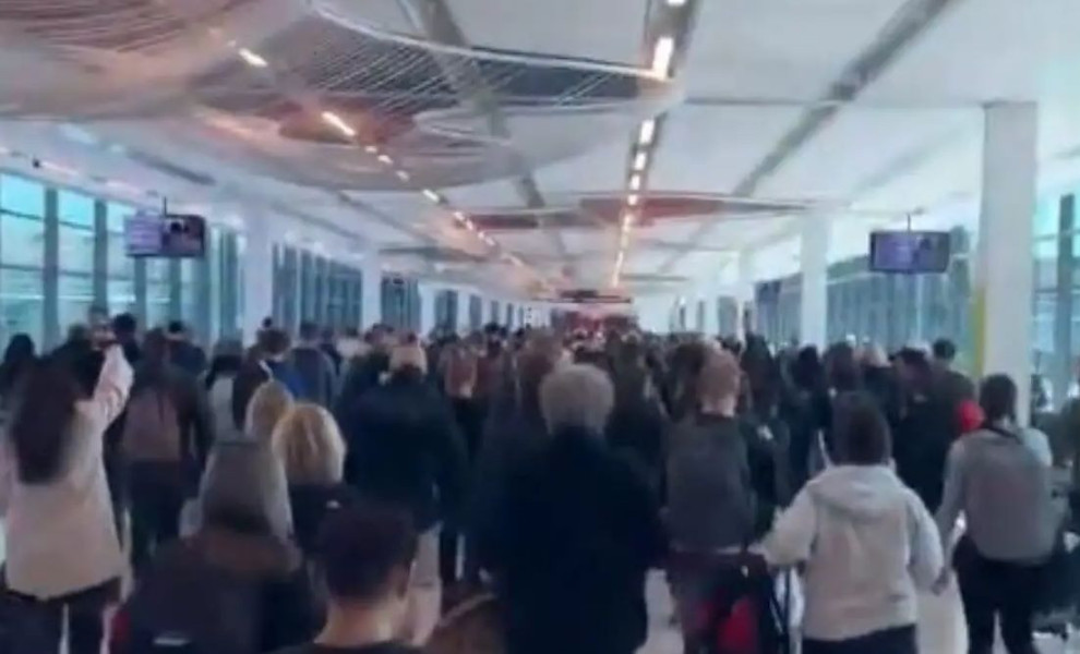 Πανικόβλητοι επιβάτες εκκενώνουν χώρους του αεροδρομίου του Κάνσας/Φωτ. SCREENSHOT, X