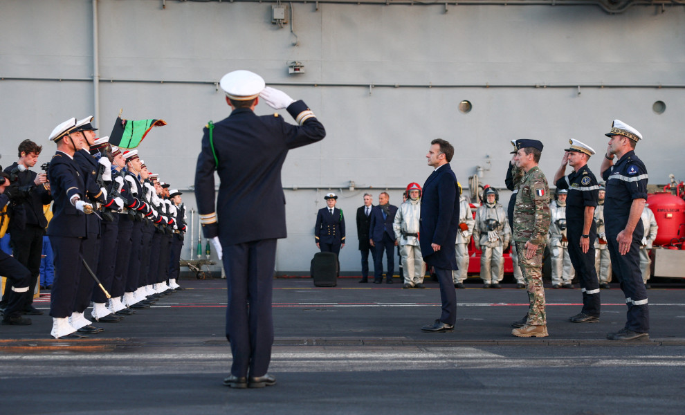 Ο Εμανουέλ Μακρόν στο αεροπλανοφόρο Σαρλ Ντε Γκωλ ( REUTERS/Gonzalo Fuentes/Pool)