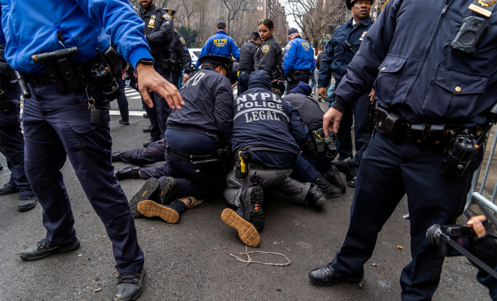 Οι αστυνομικοί προχώρησαν σε δύο συλλήψεις στη διαδήλωση του Σαββάτου (REUTERS/Madison Swart)