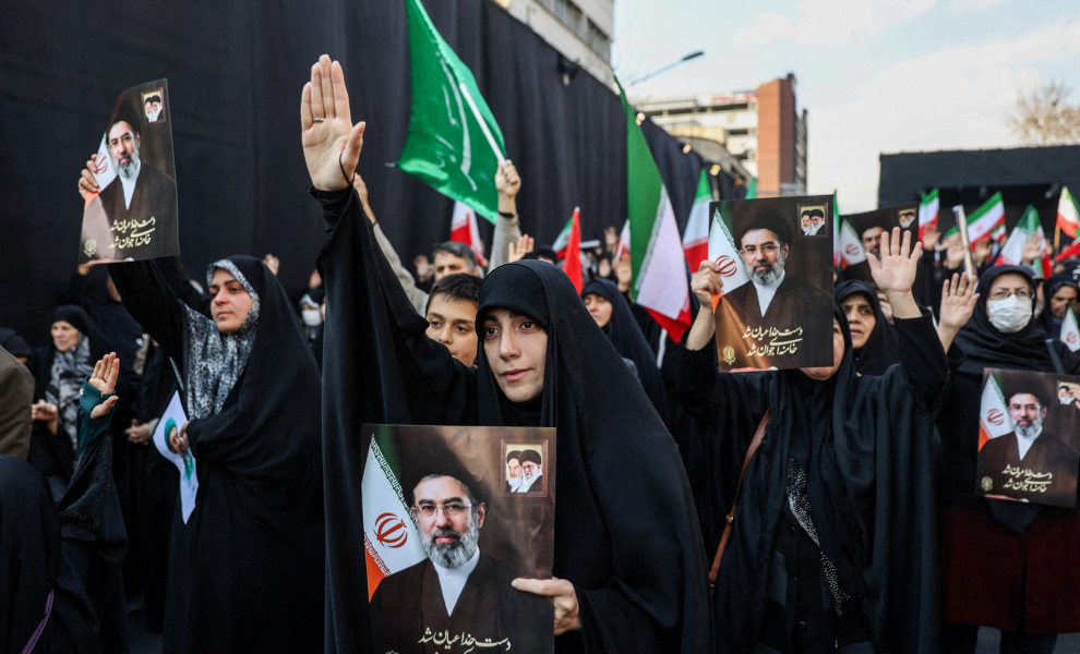 Πλήθος κόσμου συγκεντρώνεται στην Τεχεράνη για να υποστηρίξουν τον νέο ανώτατο ηγέτη του Ιράν, Μοτζταμπά Χαμενεΐ / Reuters