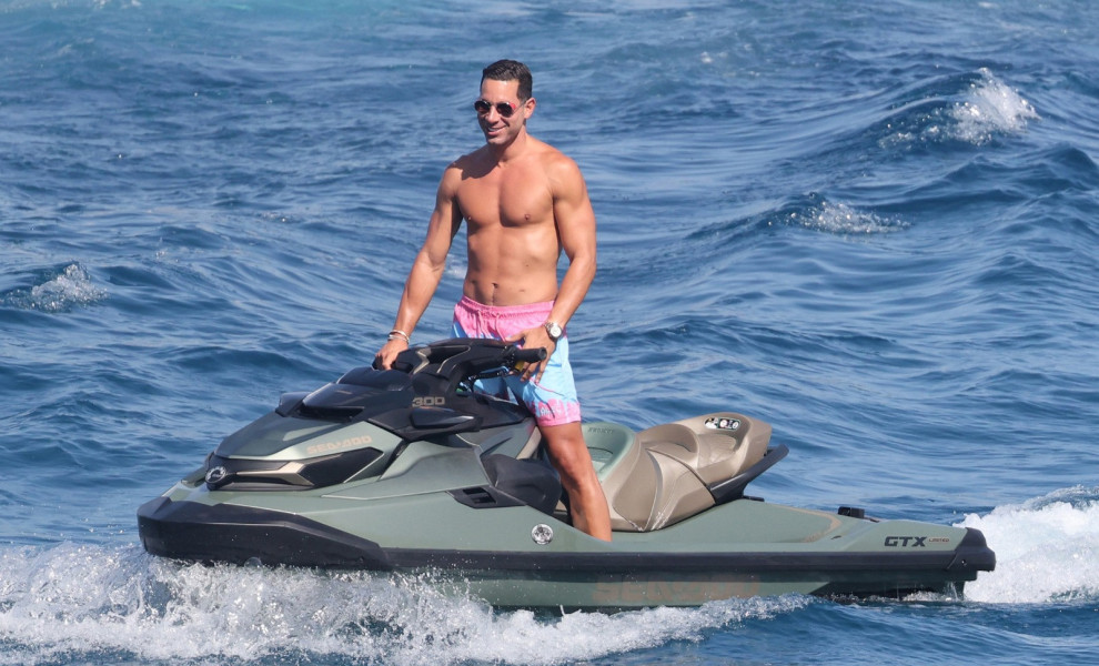 Ο Βασίλης Μιχαήλ σε στιγμιότυπο από καλοκαιρινές διακοπές στη Μύκονο (NDP)