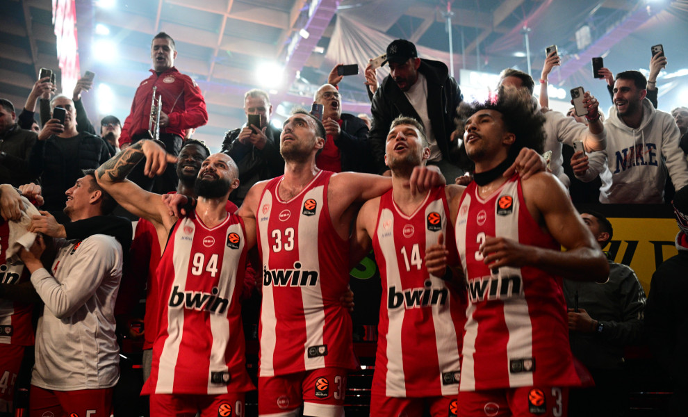 Eurokinissi/ Οι παίκτες του Ολυμπιακού πανηγυρίζουν τη σπουδαία νίκη κόντρα στη πρωτοπόρο Φενέρμπαχτσε.