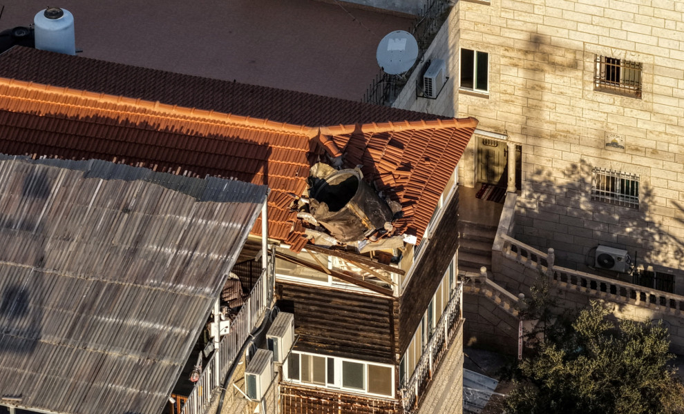 Κομμάτι ιρανικού πυραύλου καρφώθηκε σε οροφή κτηρίου, στην ανατολική Ιερουσαλήμ/Reuters