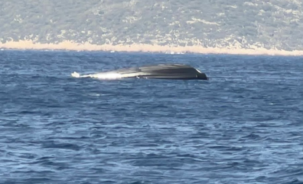 Το ημιβυθισμένο σκάφος της Frontex (φωτο: Λιμενικο Σώμα)